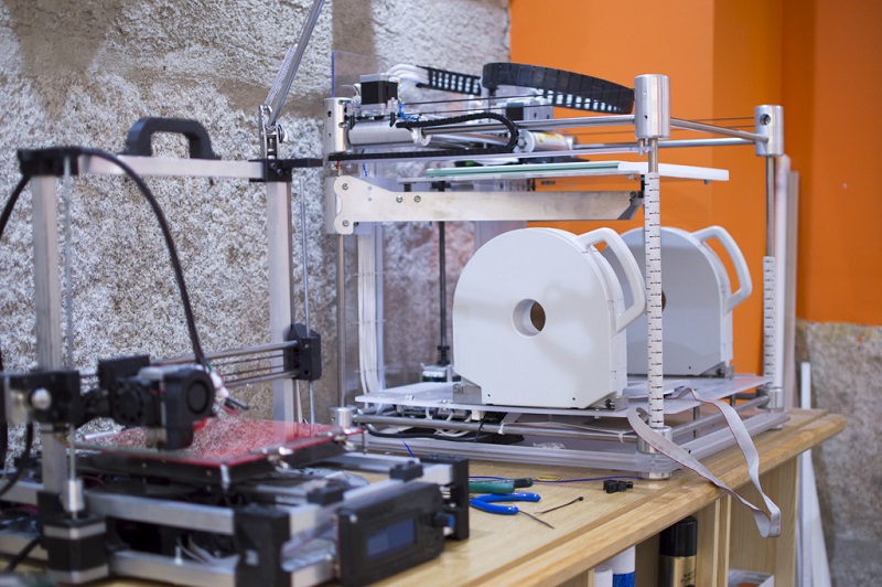Impresora 3D que empregan na empresa ourensana + que 3d para crear obxectos a partires de bobinas con fíos de plástico