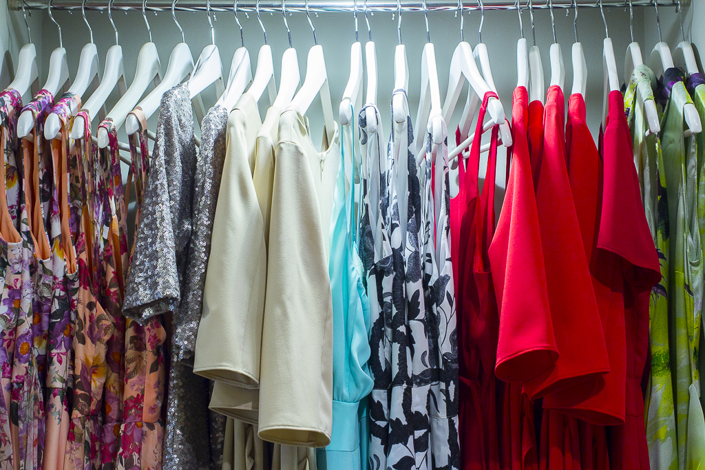 La colección que desfiló en la MFShow, en la tienda de Mónica Cordera luce en las perchas de su establecimiento en la ciudad.
