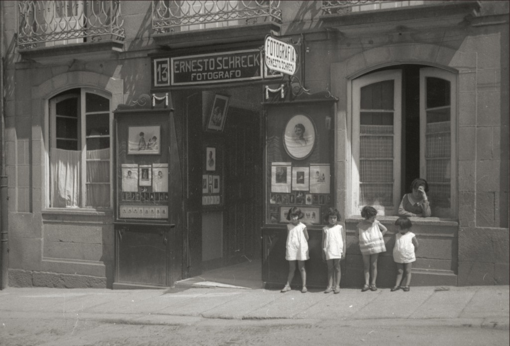Fachada del local en 1922, recién llegados a Ourense