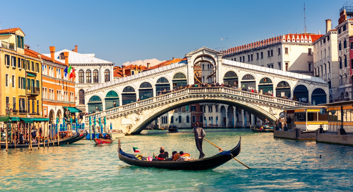 Góndola en el Canal de Venecia.