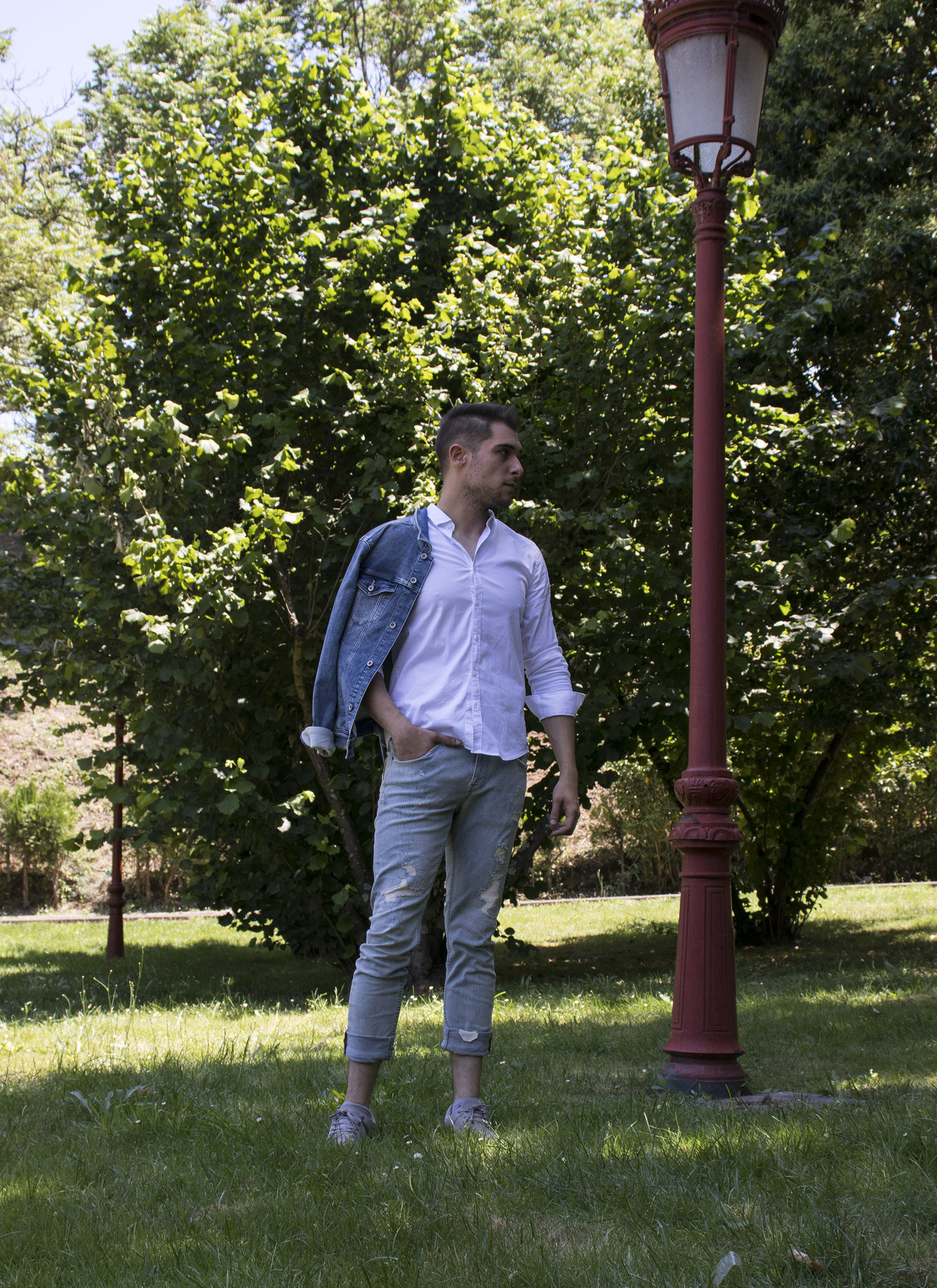 Outfit masculino: jean efecto lavado con camisa