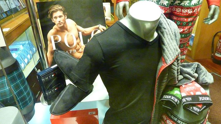 Productos en el interior de la tienda de Varela Intimo Ourense