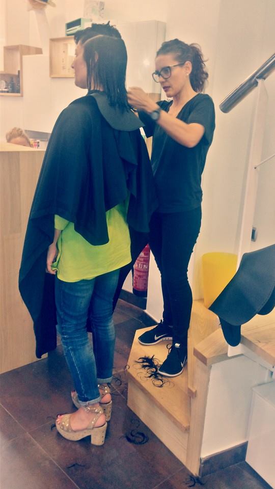 Ana cortando el pelo a una clienta - Peluquería por los pelos Ourense