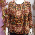 Blusa con estampado floral con efecto caleidoscópico de KomodaModa