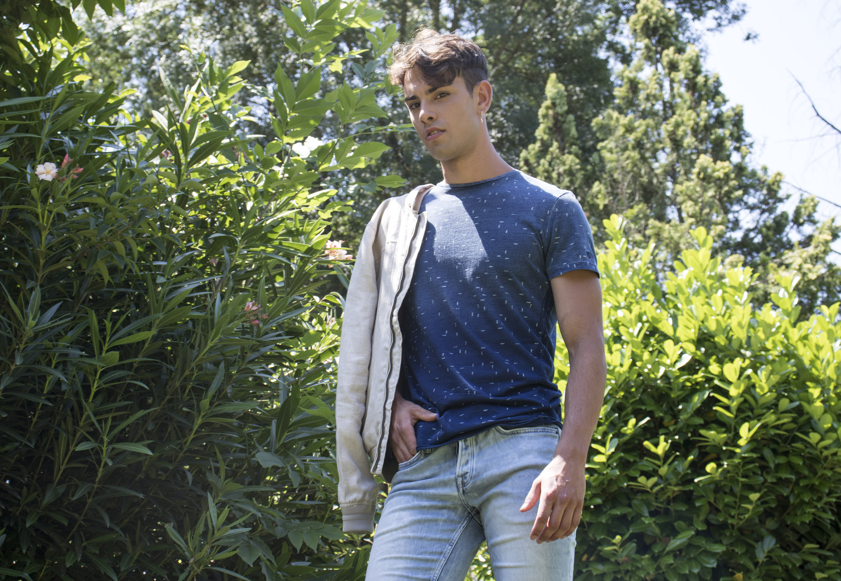 Outfit masculino: Camiseta estampado blanco, vaquero corto, chaqueta estilo bomber