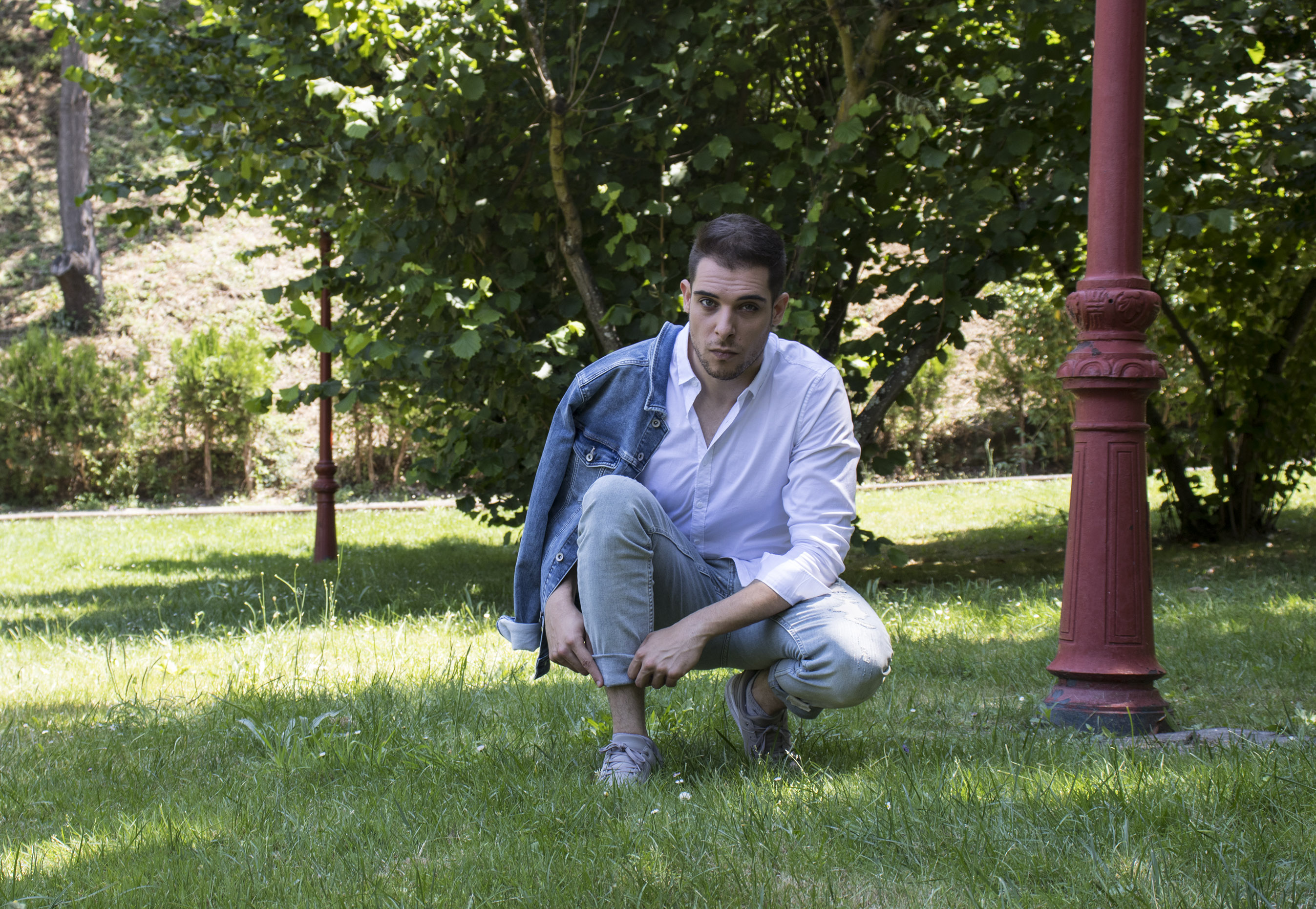Outfit masculino: jean efecto lavado con camisa blanca y cazadora vaquera