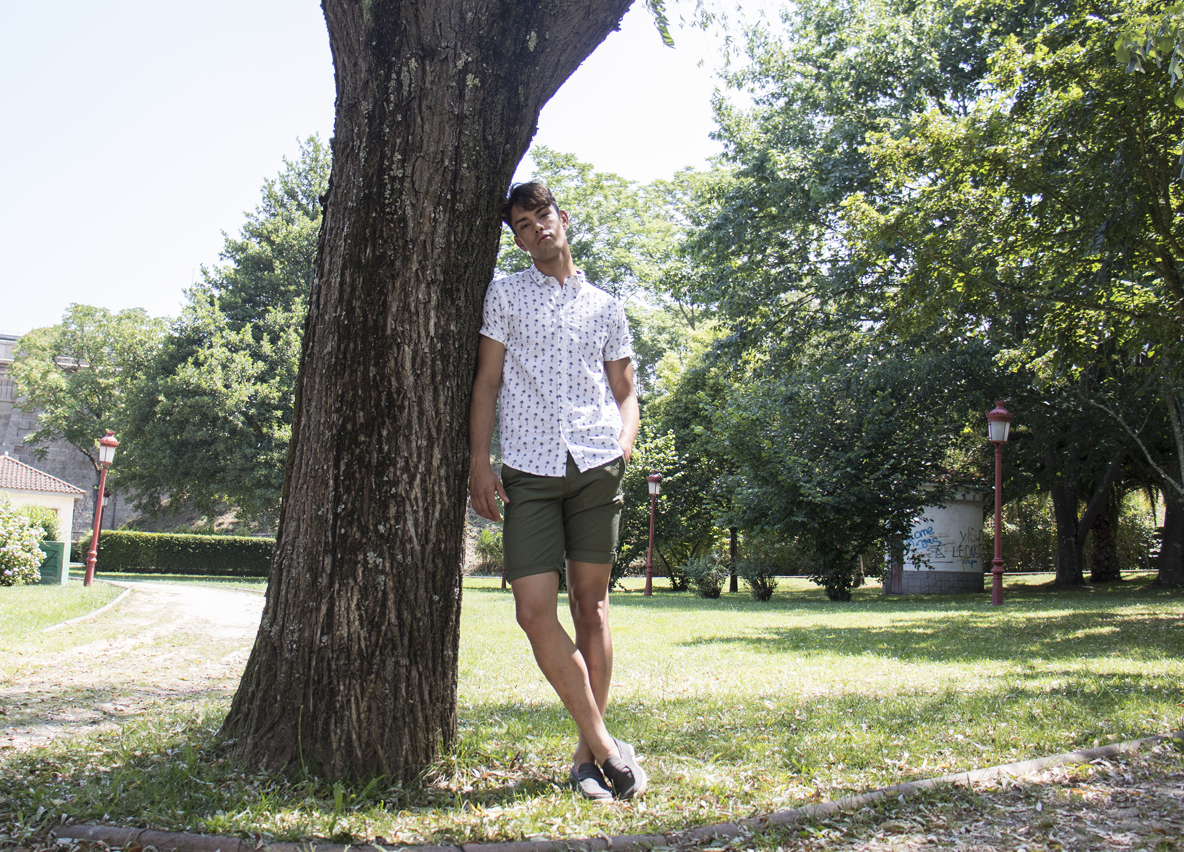 Outfit hombre: camisa con estampado de palmeras y pantalón corto verde militar