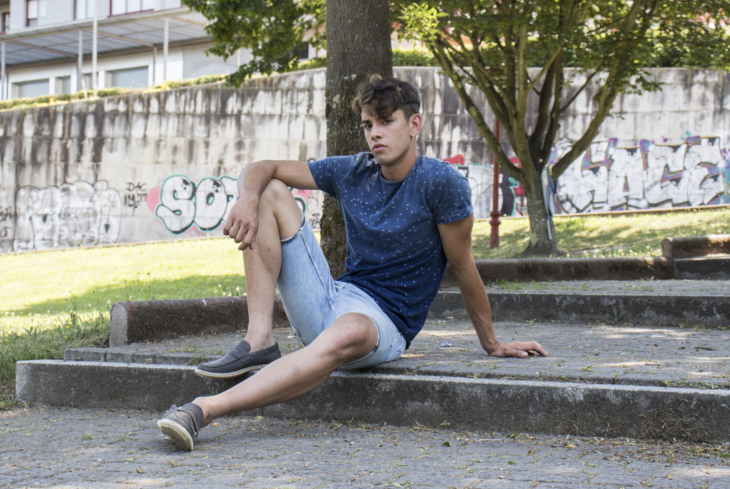 Outfit masculino: Camiseta estampado blanco, vaquero corto