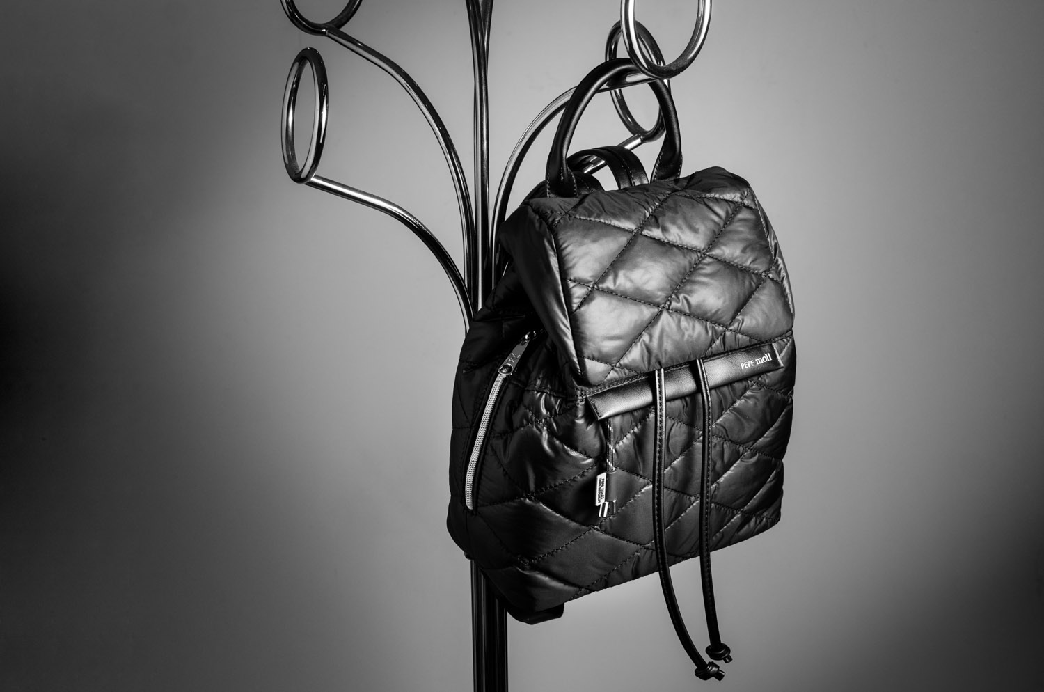 MOCHILA NEGRA PLUMAS PEPE MOLL NURIA VIDAL